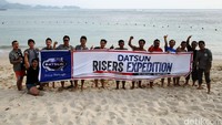 Peserta Datsun Risers Expedition foto bersama dengan latar belakang Pantai Lampuuk, Aceh.