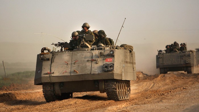 ISRAEL-GAZA BORDER, ISRAEL - JANUARY 17:  Israeli military vehicles head towards Gaza on January 17, 2009 along the Gaza-Israeli border in Israel. While fighting continues between Hamas and Israeli soldiers, Israels security cabinet is expected to meet tonight to declare a cease-fire in Gaza.  (Photo by Spencer Platt/Getty Images)
