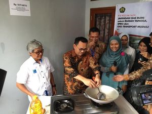Menteri ESDM Jajal Masak Telur Pakai Gas Bumi