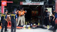 Polisi melakukan olah TKP. Adegan-adegan yang diperagakan ini merupakan bagian dari simulasi penanggulangan teroris di Purwoketo.