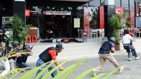 Terjadi baku tembak antara polisi dan teroris yang berada di dalam mal.