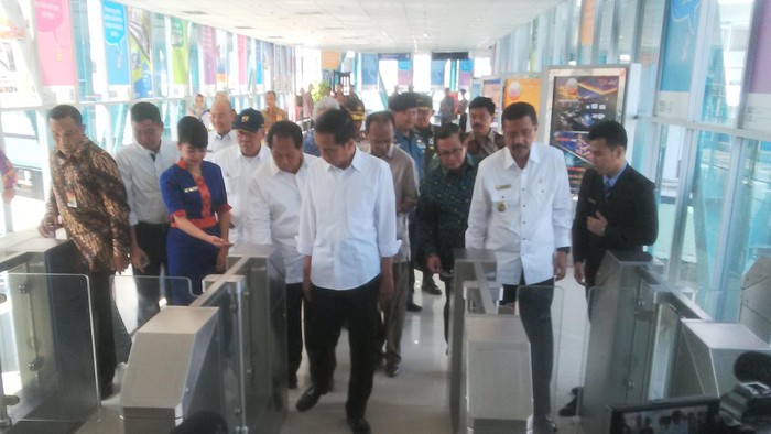 Pegang Tiket Sendiri, Jokowi Naik Kereta dari Medan ke Bandara Kualanamu