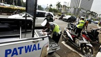 Pengendara yang melanggar lalu lintas akan ditilang.