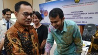 Menteri ESDM Sudirman Said menyalami para pengusaha listrik yang hadir dalam pertemuan yang digelar di Gedung Ditjen Ketenagalistrikan, Kamis (3/3/2016).