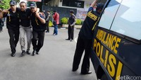 Polisi mengevakuasi pengunjung mal.