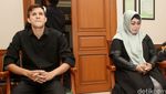 Patah Tulang, Stuart Collin Tetap Hadir di Sidang Cerai
