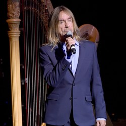 7 Aksi Aneh Musisi di Panggung, Bikin Geleng-geleng!