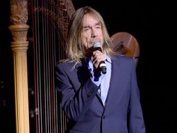 7 Aksi Aneh Musisi di Panggung, Bikin Geleng-geleng! 7 Aksi Aneh Musisi di Panggung, Bikin Geleng-geleng!