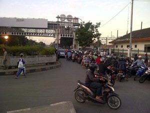 Pemotor Lawan Arus Menumpuk, Penampakan Macet Parah di Dekat Stasiun Pasar Minggu