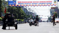 Jibom dari Brimob Subden 3 Den B Pelopor Purwokerto bersiap meledakkan benda mencurigakan dalam simulasi penanggulangan teroris di Purwokerto.