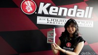 Model menunjukan pelumas Kendall Lubricants.