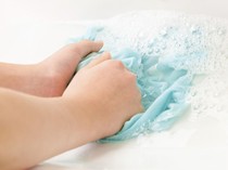 Kuah Opor Tumpah Bikin Noda Susah Hilang? Ini Cara Membersihkannya