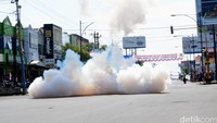 Jibom dari Brimob Subden 3 Den B Pelopor Purwokerto meledakkan benda mencurigakan yang ditemukan dalam penyisiran di kantor PLN.