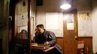 Di pojokan gang terdapat telepon umum lengkap dengan kotaknya yang dibuat jadul. Sukses memprovokasi kami untuk berfoto di dalamnya (Ari Saputra/detikTravel)