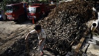Selain sampah bungkus kabel terdapat juga tumpukan lumpur yang tengah mengering.