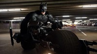 Banyak yang bertanya-tanya seberapa kayakah Batman, ternyata beberapa situs disebutkan bahwa total kekayaan Batman adalah 10 hingga 12 miliar USD atau senilai Rp 183 triliun. Dok. DC
