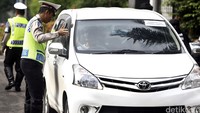 Polisi memberhentikan mobil maupun motor yang melintas. Mereka kemudian memeriksa surat-surat kendaraan.