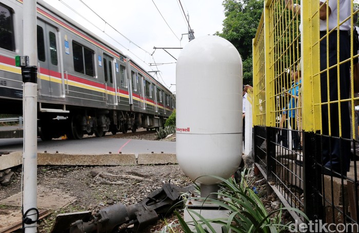 Menteri Perhubungan Ignasius Jonan memantau radar scanner otomatis untuk perlintasan kereta api di Bintaro, Jakarta Selatan, Jumat (4/3/2016). Alat yang berbentuk kapsul raksasa itu akan mendeteksi siapa saja yang menyerobot perlintasan kereta api dan memberi tanda peringatan bahaya. Selain Jonan, hadir dalam uji coba itu Dubes AS untuk Indonesia Robert Blake, Dirjen Perkeretaapian Hermanto Dwiatmoko, dan Presiden Honeywell Indonesia Alex Pollack. Ari Saputra/detikcom.