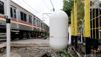 Radar Scanner berbentuk kapsul raksasa bercat putih.