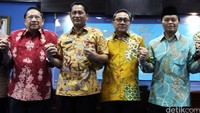 Zulkifli hadir dengan didampingi oleh dua wakilnya di MPR yakni E.E Mangindaan (kiri) dan Hidayat Nur Wahid (kanan).