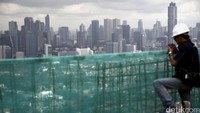 Gedung-gedung tinggi pencakar langit sebagai pusat perkantoran semakin memenuhi Ibukota Jakarta.