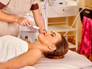 Ingin Mencoba Setrika Wajah? Perhatikan Dulu 5 Hal Ini