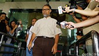 Saya ini baru dari Kejaksaan Agung, saya ketemu pak Jaksa Agung Muda Tindak Pidana Umum dan beliau tadi menyerahkan sendiri putusan deponeering itu. Saya mengatakan bahwa terima kasih sudah ada keputusan seperti ini, setidak-tidaknya ada kejelasan mengenai proses, kata BW di KPK.
