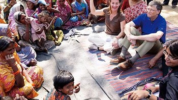 Saat berkunjung ke wilayah miskin di India. Yayasannya kerap menyalurkan bantuan ke wilayah-wilayah semacam ini. Foto: Istimewa