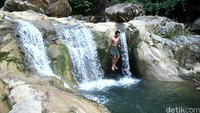 Risers juga singgah ke air terjun Lhong di Aceh Besar.