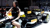 Produsen ban Pirelli juga tak kalah menampilkan model yang cantik.