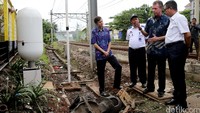 Menteri Perhubungan Ignasius Jonan (kanan) mendapat penjelasan dari Presiden Honeywell Indonesia Alex Pollack (kedua dari kanan) disaksikan oleh Dubes AS untuk Indonesia Robert Blake (kiri) dan Dirjen Perkeretaapian Hermanto Dwiatmoko (dua dari kiri).
