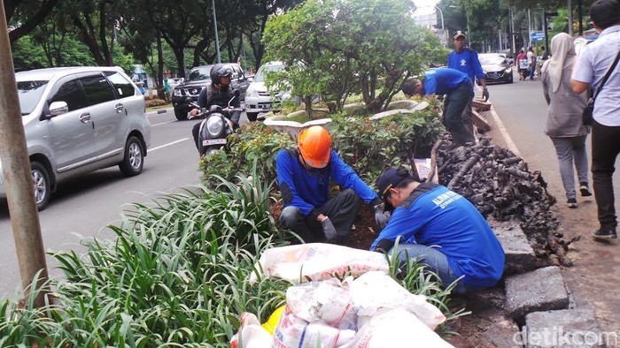 Penerangan Jadi Kendala Utama Pembersihan Bungkus Kabel di Gorong-gorong