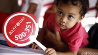 Beberapa pedagang mengajak anaknya menghadiri penandatanganan kredit massal di Pasar Induk Kramat Jati.