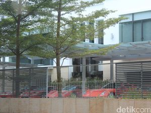 Wah, Orang Kaya Singapura Pamer Ferrari, Lamborghini, Pagani di Depan Rumah