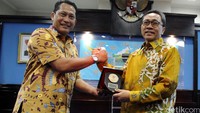 Budi Waseso (kiri) dan Zulkifli Hasan (kanan) melakukan salam komando. Budi Waseso juga menyerahkan plakat BNN kepada Zulkifli Hasan.