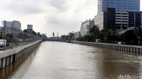 Pemasangan turap di kedua sisi menjadikan sungai itu terlihat rapi dan bersih.