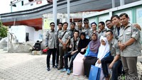 Risers foto bersama di depan Monumen Kapal di Atas Rumah.