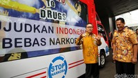 Zulkifli Hasan berbincang dengan Budi Waseso di depan gedung BNN.