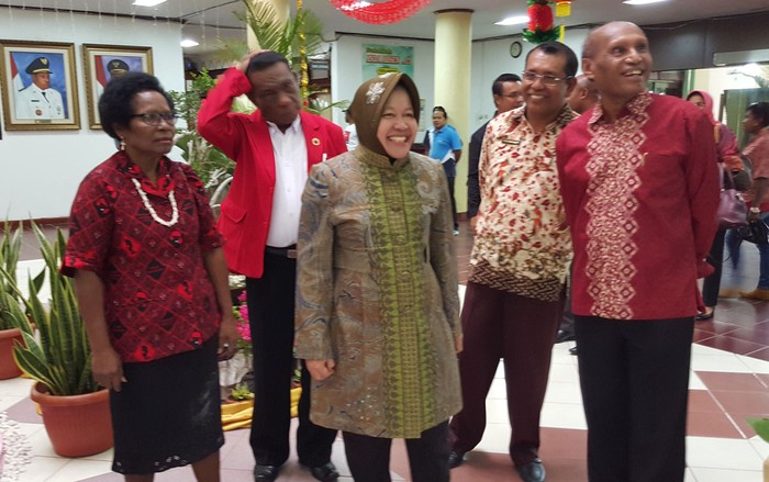 Risma di Antara Cinta Warga Surabaya dan Panggilan ke DKI