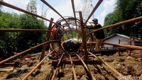 Pekerja menganyam rangka besi untuk pembangunan jalur kereta ganda Purwokerto-Kroya.
