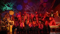 Pertunjukan ini digelar di Gedung Kesenian Jakarta (GKJ), Pasar Baru, pada 3-10 Maret 2016. Pentas hari Senin-Sabtu dimulai pukul 19.30 WIB, sedangkan pentas hari Minggu diadakan pukul 13.30 WIB.