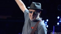 Aksi Windmill Swings, trademark dari gitaris The Who itu yang memutar tangannya. Theo Wargo/Getty Images/detikFoto.
