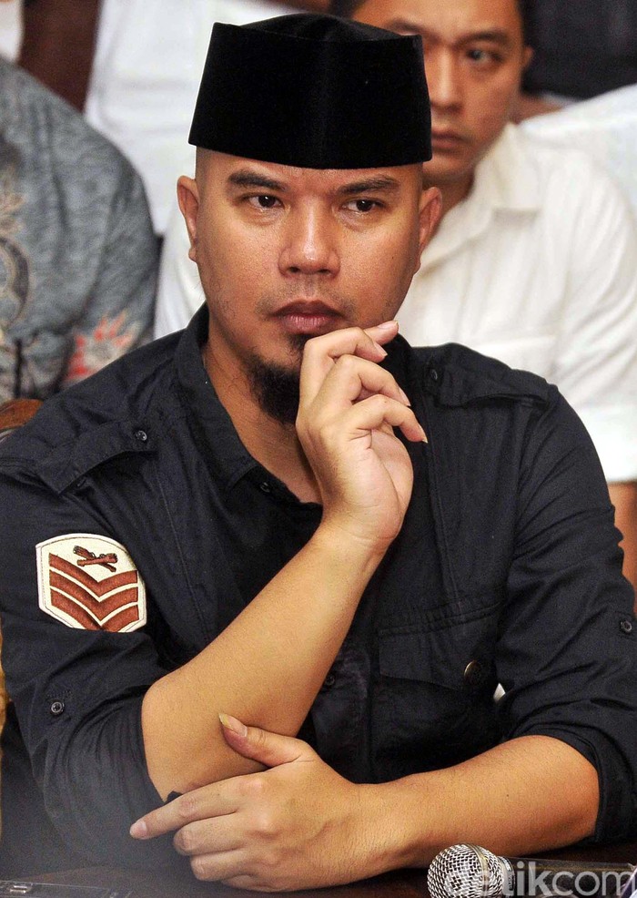 Yusril Ihza Mahendra menemui bakal cagub DKI dari PKB Ahmad Dhani. Keduanya salam komando dan menyatakan saling dukung untuk mengalahkan Ahok di Pilgub DKI. Noel/detikcom.