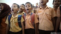 Sebelum acara dimulai, para murid dan Risers yang dipandu oleh Project Oficer Datsun Risers Expedition Jose Rizal menyanyikan lagu kebangsaan Indonesia raya.