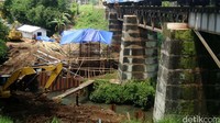 Para pekerja membangun double track dari km 349+954 di Purwokerto hingga km 377+122 di Kroya.