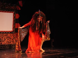 Jadi Ratu Setan, Begini Penampakan Cornelia Agatha di Panggung Teater