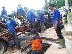 Angkut Sampah Bungkus Kabel Sebanyak 3 Truk, Pasukan Biru Pegal-pegal