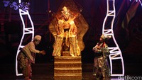 Semar Gugat pertama kali dipentaskan 25 November 1995 setelah pemerintah menunda izinnya selama beberapa bulan.