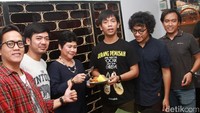 Rian mengatakan, mereka memilih untuk merayakannya di media sosial dengan mengunggah foto-foto perjalanan karier mereka. Pool/Gus Mun/detikFoto.