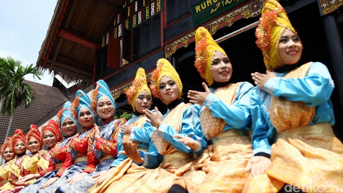 Rombongan Datsun Risers Expedition singgah ke Museum Aceh. Rombongan disambut dengan Tari Saman.